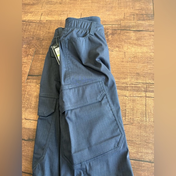 NWT| Under Armour Cargo Pants | grey sz 4 - Picture 7 of 8